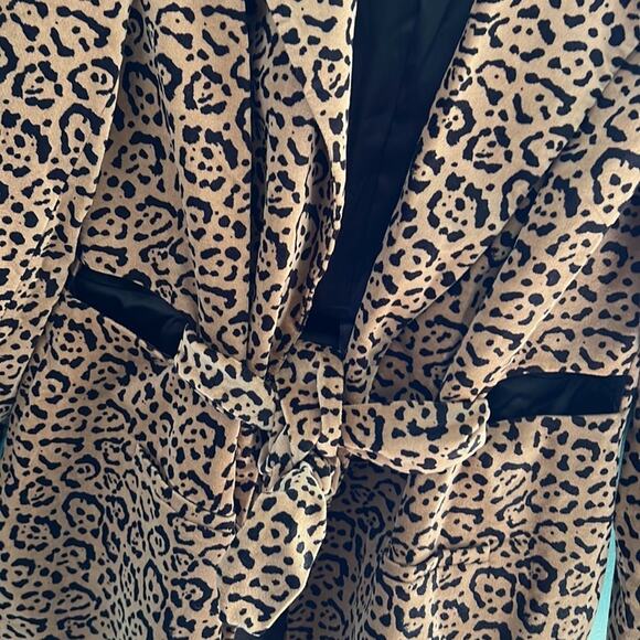 Good American Fit & Flatter Leopard Print Velveteen Blazer - Picture 11 of 16